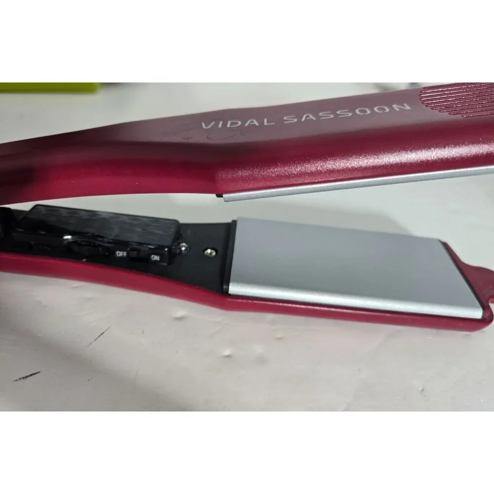 Vidal Sassoon Red Hair Straightener Flat Iron Does turn on and get Hot‎